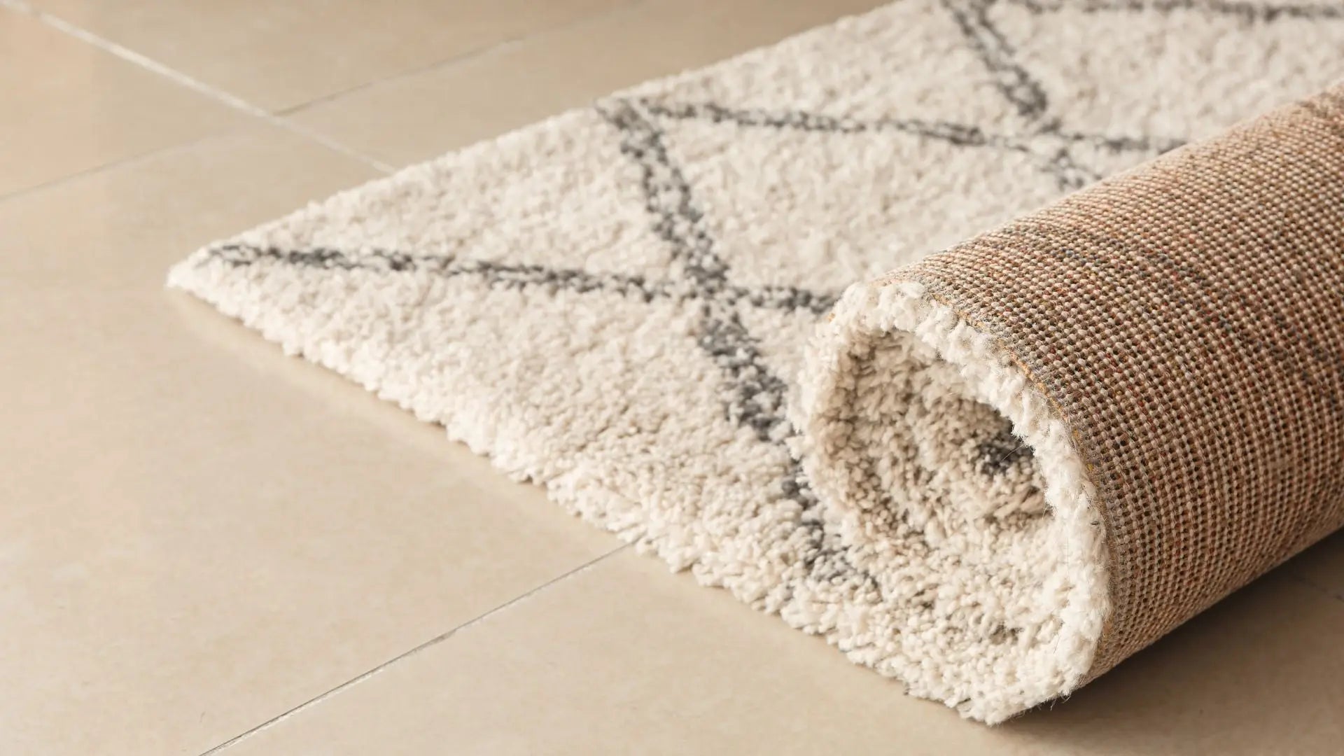 Quelle forme de tapis pour agrandir une pièce ?
